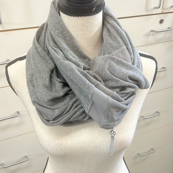 lululemon athletica Accessories - Lululemon Lightweight Performance Infinity SCARF Gray Mesh Zip Pocket Stretch